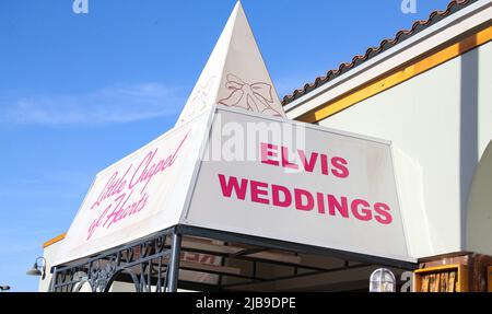 Las Vegas, États-Unis. 03rd juin 2022. La petite chapelle des coeurs annonce les mariages d'Elvis sur leur auvent. Authentic Brands Group, qui détient les droits de propriété intellectuelle d'Elvis Presley, a envoyé plusieurs chapelles de mariage de Las Vegas des lettres de cesser et de s'abstenir d'utiliser l'image et la ressemblance d'Elvis Presley dans leurs opérations. Crédit : SOPA Images Limited/Alamy Live News Banque D'Images