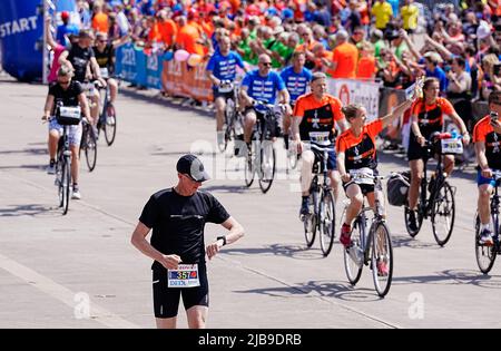 Enschede, pays-Bas. 04th juin 2022. 2022-06-04 11:57:59 ENSCHEDE - les équipes participantes au RopaRun partent de l'aéroport de Twenthe pour couvrir plus de cinq cents kilomètres sous forme de relais. Dans deux jours, ils termineront sur le Rotterdam Coolsingel. Les équipes utilisent cette méthode pour recueillir de l'argent pour les soins de soutien aux personnes atteintes du cancer. ANP MARCO DE SWART pays-bas - belgique Out crédit: ANP/Alay Live News Banque D'Images