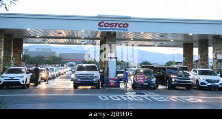 Las Vegas, États-Unis. 03rd juin 2022. Des dizaines de véhicules attendent pour obtenir de l'essence dans un club de vente en gros Costco. Les prix de l'essence aux États-Unis sont supérieurs à 4 USD le gallon pour le carburant sans plomb, et les prix à Las Vegas, Nevada, sont supérieurs à 5 USD le gallon pour le carburant sans plomb. Crédit : SOPA Images Limited/Alamy Live News Banque D'Images