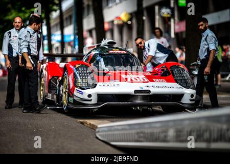 Le Mans, France. 04th juin 2022. 708 PLA Olivier (fra), DUMAS Romain (fra), DERANI Felipe (BRA), Glickenhaus Racing, Glickenhaus 007 LMH, Ambiance lors de la scrutateur des 2022 24 heures du Mans, 3rd tour du Championnat du monde d'endurance de la FIA 2022, sur le circuit de la Sarthe, de 3 juin au 4, 2022 au Mans, France - photo: Thomas Fenetre/DPPI/LiveMedia crédit: Agence photo indépendante/Alamy Live News Banque D'Images