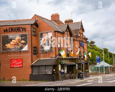 Belfast, United Kindom - 20 mai 2022 : maisons irlandaises à Belfast avec restaurant et pub, Belfast Banque D'Images