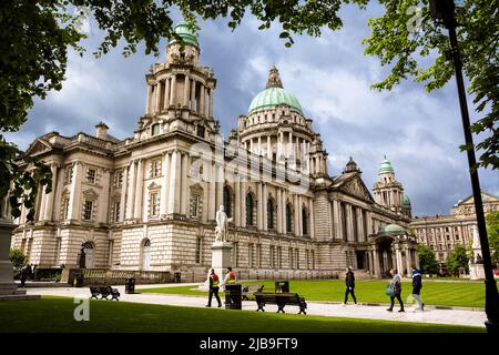 Belfast, Royaume-Uni - 21 mai 2022 : hôtel de ville de Belfast par une journée nuageux, Belfast Banque D'Images