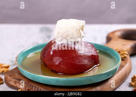 Dessert de coing. Spécialités turques traditionnelles. Dessert de coing avec crème sur fond de pierre. Gros plan. Nom local ayva tatlisi Banque D'Images