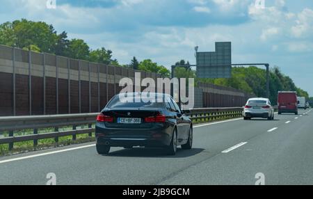 Une photo d'une BMW série 3 noire sur une autoroute slovène. Banque D'Images