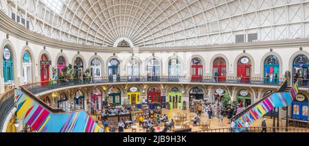 Intérieur Leeds Corn Exchange avec portes et escaliers colorés. Un bâtiment victorien classé 1. Banque D'Images