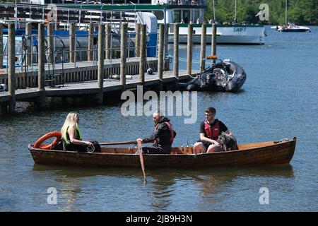 Bowness sur Windermere, Royaume-Uni. 4th juin 2022. De grandes foules de gens apprécient la Jubilee Bank Holiday samedi dans les températures chaudes à Bowness sur Windermere dans le Lake District Cumbria crédit: MARTIN DALTON/Alay Live News Banque D'Images