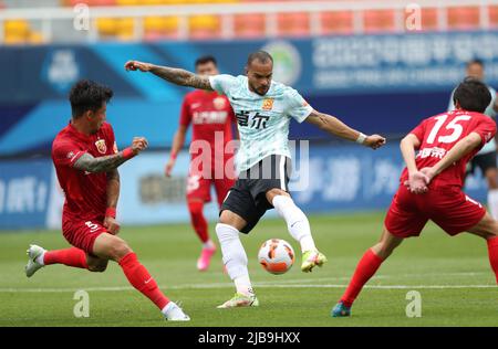 Dalian, Chine. 4th juin 2022. Felicio Forbes (C) de Wuhan Changjiang tire lors d'un match de la Super League (CSL) de la saison 2022 entre le port de Shanghai et Wuhan Changjiang à Dalian, dans le nord-est de la Chine, 4 juin 2022. Crédit: PAN Yulong/Xinhua/Alay Live News Banque D'Images