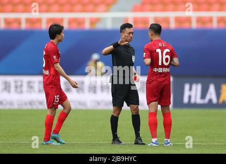 Dalian, Chine. 4th juin 2022. Xu Xin (R) du port de Shanghai reçoit une carte rouge lors d'un match de la Super League (CSL) de l'Association chinoise de football de saison 2022 entre le port de Shanghai et Wuhan Changjiang à Dalian, dans le nord-est de la Chine, 4 juin 2022. Crédit: PAN Yulong/Xinhua/Alay Live News Banque D'Images