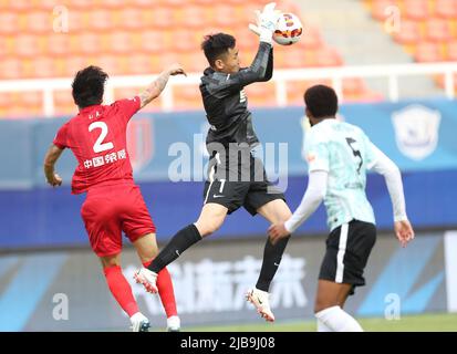 Dalian, Chine. 4th juin 2022. Le gardien de but Wang Zhifeng (C) de Wuhan Changjiang fait une économie lors d'un match de la Super League (CSL) de la saison 2022 entre le port de Shanghai et Wuhan Changjiang à Dalian, dans le nord-est de la Chine, 4 juin 2022. Crédit: PAN Yulong/Xinhua/Alay Live News Banque D'Images