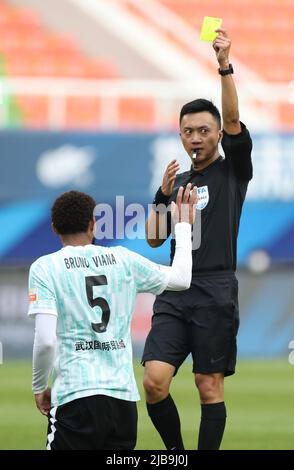 Dalian, Chine. 4th juin 2022. Bruno Viana (L) de Wuhan Changjiang se voit montrer une carte jaune lors d'un match de la Super League (CSL) de l'Association chinoise de football de saison 2022 entre le port de Shanghai et Wuhan Changjiang à Dalian, dans le nord-est de la Chine, 4 juin 2022. Crédit: PAN Yulong/Xinhua/Alay Live News Banque D'Images