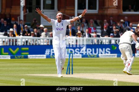 Londres, Royaume-Uni. 01st févr. 2018. : Stuart Broad (Notinghamshire), d'Angleterre, revendique le LBW, mais Colin de Grandhomme de Nouvelle-Zélande, est en rupture par le Pape Ollie (Surrey) d'Angleterre lors DU TEST D'ASSURANCE SÉRIE 1st Test, jour 3, (jour 3 de 5) entre l'Angleterre contre la Nouvelle-Zélande au terrain de cricket de Lord's, Londres, le 04th juin 2022. Crédit : action Foto Sport/Alamy Live News Banque D'Images