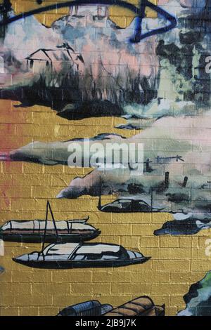 Fresque chinoise d'une scène idyllique peinte sur le mur sous le pont. Banque D'Images