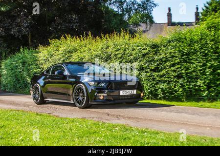 2016 Black Ford Mustang 4951cc 6 Speed Manual arrivant à Worden Park Motor Village pour le Festival de Leyland, Royaume-Uni Banque D'Images