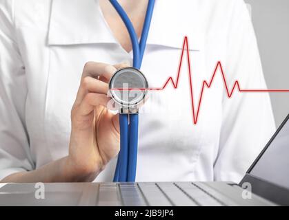 Médecin avec stéthoscope à la main à l'écoute du cœur du patient. Battements cardiaques anormaux, concept de détection des maladies cardiovasculaires. Soins de santé, concept de médecine. Profession de cardiologue. Photo de haute qualité Banque D'Images