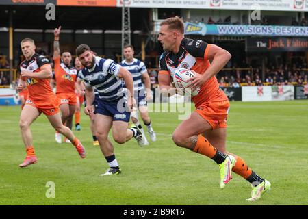 Greg Eden (23) de Castleford Tigers s'éloigne et continue à marquer un essai lui faisant un score de 4-0 Banque D'Images