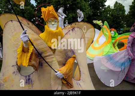 Moscou, Russie. 4th juin 2022 Une procession d'artistes de rue le long du boulevard Tsvetnoy lors des événements festifs célébrant la Journée internationale de l'enfance à Moscou, en Russie Banque D'Images