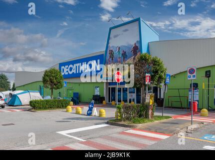 Cuneo, Italie - 03 juin 2022: Logo DECATHLON sur panneau à l'entrée du magasin sur ciel bleu avec des nuages dans le centre commercial Grande Cuneo (Big Cuneo), Decathlon Banque D'Images