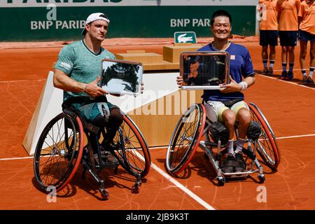 Paris, France. 4th juin 2022. Shingo Kunieda (R), joueur de tennis en fauteuil roulant du Japon, et Gustavo Fernandez, d’Argentine, ont gagné leurs trophées après la finale masculine au tournoi de tennis Open Grand Chelem 2022 à Roland Garros, Paris, France. Frank Molter/Alamy Actualités en direct Banque D'Images