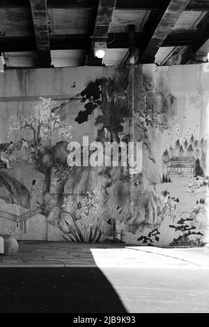 Fresque chinoise d'une scène idyllique peinte sur le mur sous le pont en noir et blanc. Banque D'Images