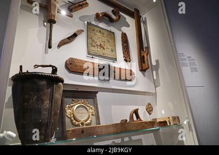 Après trois ans de rénovation, le musée d'Östergötland, à Linköping, en Suède, rouvre maintenant. Dans la photo: "Notre chemin ici - 11000 ans à Östergötland" est un voyage dans le temps, où le visiteur commence le voyage dans le présent et puis se marche dans le temps jusqu'au moment où la glace a fondu. Dans chaque chambre, le visiteur est accueilli par une expérience complètement différente. "Notre chemin ici" se compose de onze chambres. Chaque chambre représente une époque historique et a son propre design qui a été créé pour refléter ce temps. Ici la période entre 1809-1719. Banque D'Images