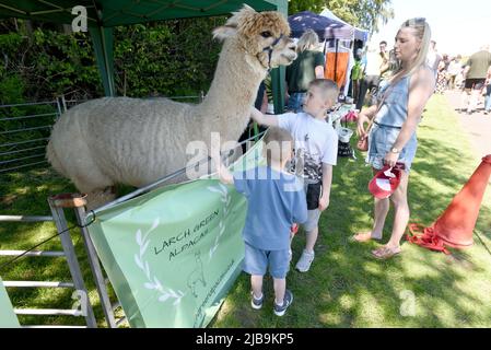 Houston, Écosse, 3rd juin 2022 les gens profitent du temps ensoleillé au Houston Agricultural Show, le week-end du Jubilé de platine de la Reine. Crédit: Chris McNulty/Alay Live News Banque D'Images