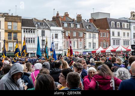 Northampton Royaume-Uni. 4th juin 2022. Les foules se rassemblent pour le Northamptonshire Platinum Jubilee Pageant dans le centre-ville avec des groupes militaires et des cadets de service qui défilent dans la ville avec un service tenu sur la place du marché. Northampton, Angleterre, Royaume-Uni. Crédit : Keith J Smith./Alamy Live News. Banque D'Images