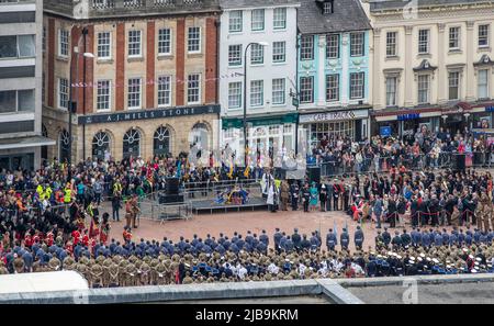 Northampton Royaume-Uni. 4th juin 2022. Les foules se rassemblent pour le Northamptonshire Platinum Jubilee Pageant dans le centre-ville avec des groupes militaires et des cadets de service qui défilent dans la ville avec un service tenu sur la place du marché. Northampton, Angleterre, Royaume-Uni. Crédit : Keith J Smith./Alamy Live News. Banque D'Images