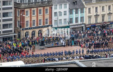 Northampton Royaume-Uni. 4th juin 2022. Les foules se rassemblent pour le Northamptonshire Platinum Jubilee Pageant dans le centre-ville avec des groupes militaires et des cadets de service qui défilent dans la ville avec un service tenu sur la place du marché. Northampton, Angleterre, Royaume-Uni. Crédit : Keith J Smith./Alamy Live News. Banque D'Images