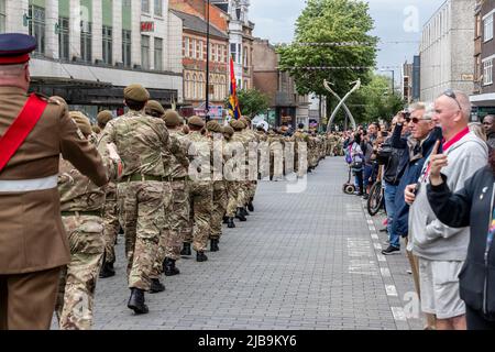 Northampton Royaume-Uni. 4th juin 2022. Les foules se rassemblent pour le Northamptonshire Platinum Jubilee Pageant dans le centre-ville avec des groupes militaires et des cadets de service qui défilent dans la ville avec un service tenu sur la place du marché. Northampton, Angleterre, Royaume-Uni. Crédit : Keith J Smith./Alamy Live News. Banque D'Images