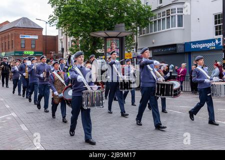 Northampton Royaume-Uni. 4th juin 2022. Les foules se rassemblent pour le Northamptonshire Platinum Jubilee Pageant dans le centre-ville avec des groupes militaires et des cadets de service qui défilent dans la ville avec un service tenu sur la place du marché. Northampton, Angleterre, Royaume-Uni. Crédit : Keith J Smith./Alamy Live News. Banque D'Images