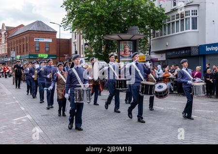 Northampton Royaume-Uni. 4th juin 2022. Les foules se rassemblent pour le Northamptonshire Platinum Jubilee Pageant dans le centre-ville avec des groupes militaires et des cadets de service qui défilent dans la ville avec un service tenu sur la place du marché. Northampton, Angleterre, Royaume-Uni. Crédit : Keith J Smith./Alamy Live News. Banque D'Images