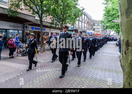 Northampton Royaume-Uni. 4th juin 2022. Les foules se rassemblent pour le Northamptonshire Platinum Jubilee Pageant dans le centre-ville avec des groupes militaires et des cadets de service qui défilent dans la ville avec un service tenu sur la place du marché. Northampton, Angleterre, Royaume-Uni. Crédit : Keith J Smith./Alamy Live News. Banque D'Images