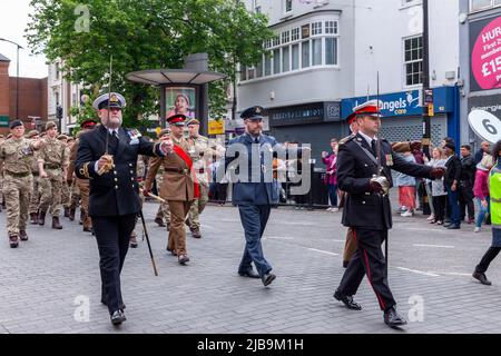 Northampton Royaume-Uni. 4th juin 2022. Les foules se rassemblent pour le Northamptonshire Platinum Jubilee Pageant dans le centre-ville avec des groupes militaires et des cadets de service qui défilent dans la ville avec un service tenu sur la place du marché. Northampton, Angleterre, Royaume-Uni. Crédit : Keith J Smith./Alamy Live News. Banque D'Images