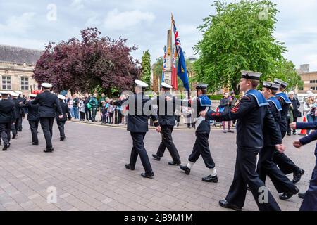 Northampton Royaume-Uni. 4th juin 2022. Les foules se rassemblent pour le Northamptonshire Platinum Jubilee Pageant dans le centre-ville avec des groupes militaires et des cadets de service qui défilent dans la ville avec un service tenu sur la place du marché. Northampton, Angleterre, Royaume-Uni. Crédit : Keith J Smith./Alamy Live News. Banque D'Images