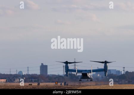 Un Boeing V22 de Bell, un avion à rotor inclinable Osprey, avec les Marines des États-Unis, déloge de l'installation aérienne navale Atsugi à Yamato, Kanagawa, au Japon. L'Osprey est un avion de transport controversé. Avec un bilan de sécurité inégal, elle est souvent le centre de la base et des forces anti-américaines au Japon, en particulier Okinawa. C'est un visiteur rare de cette base Atsugi. Banque D'Images