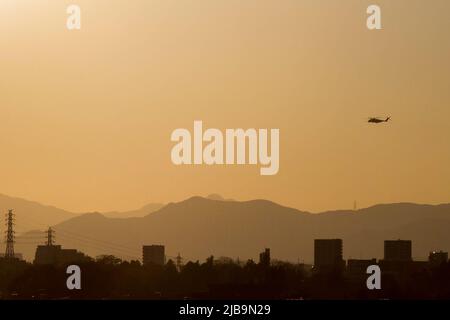 Japon. 04th décembre 2021. Un hélicoptère Sikorsky CH53 Super Stallion avec le US Marine corps est vu dans la silhouette contre un ciel de coucher de soleil car il survole des bâtiments tout en atterrissant à la base aérienne de Naval Air Facility Atsugi. Kanagawa. (Photo de Damon Coulter/SOPA Images/Sipa USA) crédit: SIPA USA/Alay Live News Banque D'Images