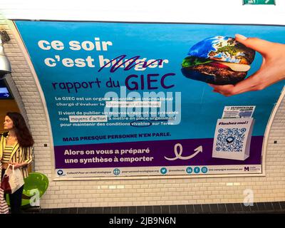 Paris, France, affiche de sensibilisation à l'environnement Français à Paris Métro, GIEC, changement climatique, publicité sur la plateforme de tubes, détail Banque D'Images