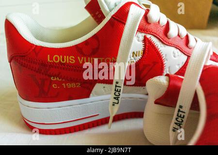 Gros plan, Louis Vuitton LVMH, Nike Paris Air Sneakers, Special Collection, Rouge, Sneakers Designer Banque D'Images