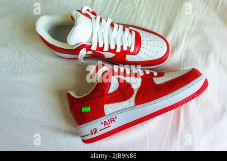 Louis Vuitton LVMH, sneakers Nike Air, Special Collection, Red, Sneakers Designer Banque D'Images