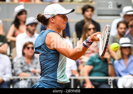 Paris, France, France. 4th juin 2022. IGA SWIATEK de Pologne pendant le 14 jour de Roland-Garros 2022, Open de France 2022, Grand Chelem tournoi de tennis au stade Roland-Garros sur 04 juin 2022 à Paris, France. (Image de crédit : © Matthieu Mirville/ZUMA Press Wire) Banque D'Images