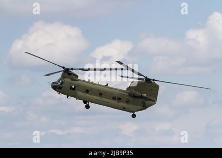 Tokyo, Japon. 22nd mai 2022. Un hélicoptère Boeing CH 47 Chinook avec l'armée unie volant à la base aérienne de Yokota, à Fussa. (Image de crédit : © Damon Coulter/SOPA Images via ZUMA Press Wire) Banque D'Images