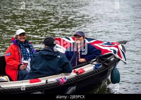 Windsor, Berkshire, Royaume-Uni. 4th juin 2022. Une spectaculaire flottille du Jubilé de platine et une procession à l’aviron ont eu lieu aujourd’hui sur la Tamise, à l’ombre du château de Windsor, sous la direction de la Gloriana, la Barge de la Reine. Des milliers de personnes ont tracé la route le long des rives de la Tamise à Windsor et à Eton et sur le pont de Windsor pour encourager la flottille. Sa Majesté la Reine résidait au château de Windsor, ce qui la rend encore plus spéciale. Crédit : Maureen McLean/Alay Live News Banque D'Images