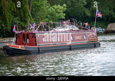 Windsor, Berkshire, Royaume-Uni. 4th juin 2022. Une spectaculaire flottille du Jubilé de platine et une procession à l’aviron ont eu lieu aujourd’hui sur la Tamise, à l’ombre du château de Windsor, sous la direction de la Gloriana, la Barge de la Reine. Des milliers de personnes ont tracé la route le long des rives de la Tamise à Windsor et à Eton et sur le pont de Windsor pour encourager la flottille. Sa Majesté la Reine résidait au château de Windsor, ce qui la rend encore plus spéciale. Crédit : Maureen McLean/Alay Live News Banque D'Images