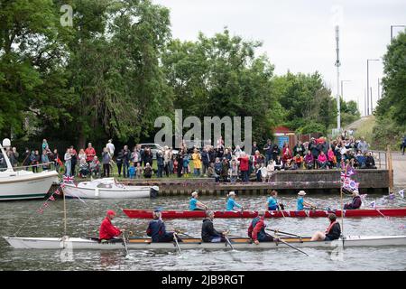 Windsor, Berkshire, Royaume-Uni. 4th juin 2022. Une spectaculaire flottille du Jubilé de platine et une procession à l’aviron ont eu lieu aujourd’hui sur la Tamise, à l’ombre du château de Windsor, sous la direction de la Gloriana, la Barge de la Reine. Des milliers de personnes ont tracé la route le long des rives de la Tamise à Windsor et à Eton et sur le pont de Windsor pour encourager la flottille. Sa Majesté la Reine résidait au château de Windsor, ce qui la rend encore plus spéciale. Crédit : Maureen McLean/Alay Live News Banque D'Images