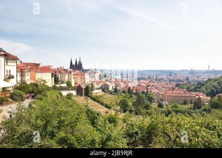 Vue sur le château de Prague et la ville depuis la terrasse du monastère de Strahov. Banque D'Images