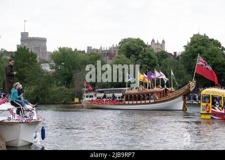 Windsor, Berkshire, Royaume-Uni. 4th juin 2022. Une spectaculaire flottille du Jubilé de platine et une procession à l’aviron ont eu lieu aujourd’hui sur la Tamise, à l’ombre du château de Windsor, sous la direction de la Gloriana, la Barge de la Reine. Des milliers de personnes ont tracé la route le long des rives de la Tamise à Windsor et à Eton et sur le pont de Windsor pour encourager la flottille. Sa Majesté la Reine résidait au château de Windsor, ce qui la rend encore plus spéciale. Crédit : Maureen McLean/Alay Live News Banque D'Images