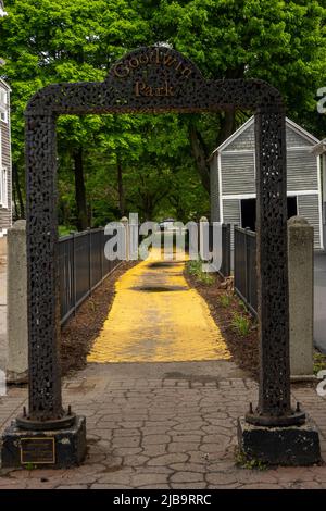 Route en brique jaune peinte à Goodwin Park Rochester, New York Banque D'Images