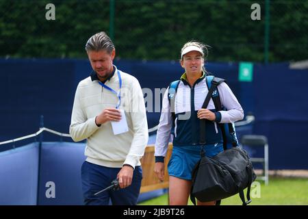 4th juin 2022 ; Surbiton raquette & amp ; Fitness Club, Surbiton, Londres, Angleterre: Tournoi de tennis Surbiton Trophy, demi-finale; Coco Vandeweghe (USA) arrivant sur le court. Banque D'Images