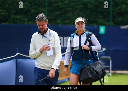 4th juin 2022 ; Surbiton raquette & amp ; Fitness Club, Surbiton, Londres, Angleterre: Tournoi de tennis Surbiton Trophy, demi-finale; Coco Vandeweghe (USA) arrivant sur le court. Banque D'Images