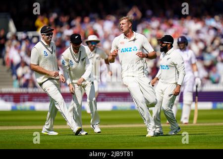 Kyle Jamieson, en Nouvelle-Zélande, célèbre le cricket de Jonny Bairstow, en Angleterre, au cours du troisième jour de la première série de tests d'assurance LV= au terrain de cricket de Lord's, à Londres. Date de la photo: Samedi 4 juin 2022. Banque D'Images